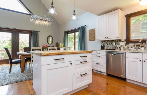Massanutten Ski Chalet | Massanutten Log Home Near Slopes, 2 Master Suites, Hot Tub, Pool Table, Views