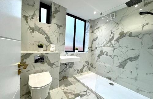 Westbourne Apartment | Massive 3 bedroom - Ground Floor - Near the Beach!