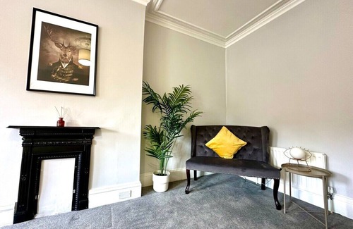 Canford Cliffs Apartment | Massive 4 bedroom Duplex Apartment + Free Parking