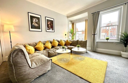 Canford Cliffs Apartment | Massive 4 bedroom Duplex Apartment + Free Parking