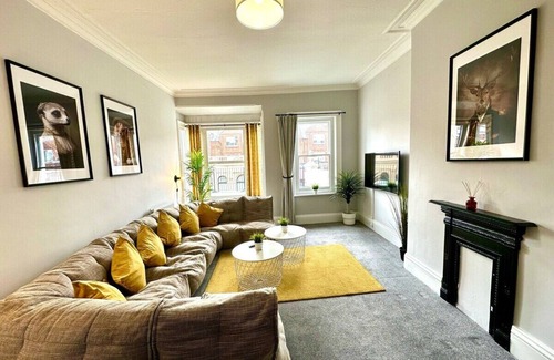 Canford Cliffs Apartment | Massive 4 bedroom Duplex Apartment + Free Parking