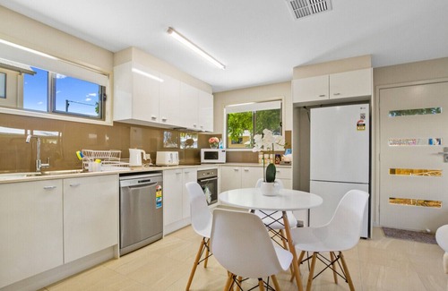 Moorooka House | Massive 5bdr Home | Games Room | Wi-Fi | Netflix