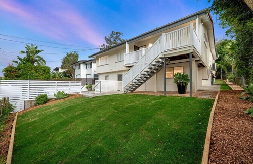 Moorooka House | Massive 5bdr Home | Games Room | Wi-Fi | Netflix