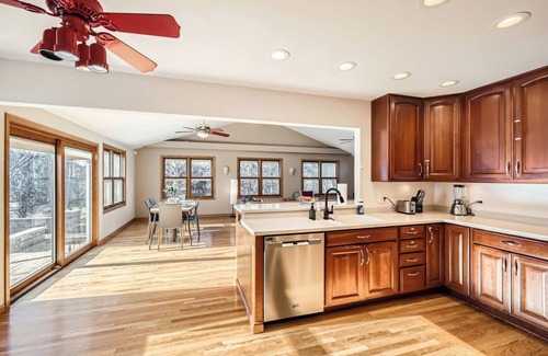 Lake Zurich House | Massive 5BR, 4-level 3,300 sq ft House, PokerRoom,PoolTable, Darts, Bowling