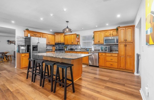 Bradenton House | Massive 6 Bedroom All Suites w 8 Baths, Theater, Screened Heated Pool, Peloton, Hot Tub
