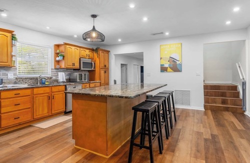 Bradenton House | Massive 6 Bedroom All Suites w 8 Baths, Theater, Screened Heated Pool, Peloton, Hot Tub