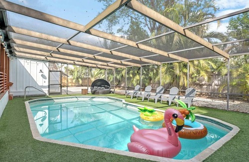 Bradenton House | Massive 6 Bedroom All Suites w 8 Baths, Theater, Screened Heated Pool, Peloton, Hot Tub