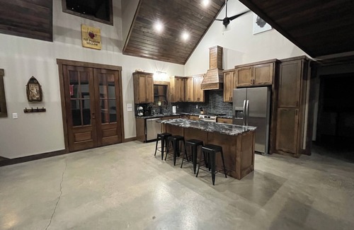 Heber Springs Cabin | Massive cabin on the Little Red River in Heber Springs - 5 bedrooms.