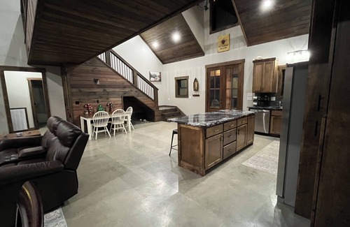 Heber Springs Cabin | Massive cabin on the Little Red River in Heber Springs - 5 bedrooms.