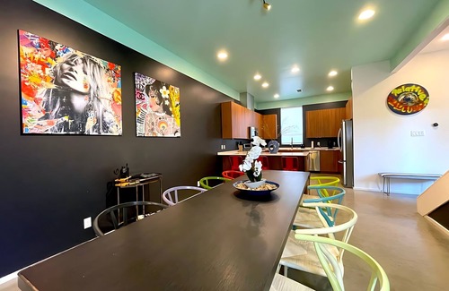 East Cesar Chavez House | Massive Compound 20 Beds Rainey St 6 min Walk