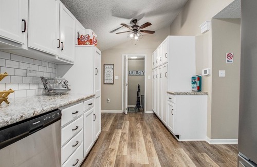 Raytown House | Massive Home 5 mins to Arrowhead Stadium and 15 mins from Downtown Kansas City