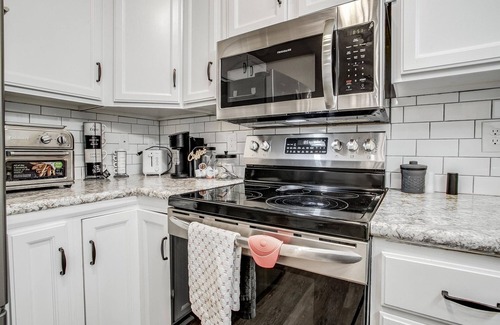 Raytown House | Massive Home 5 mins to Arrowhead Stadium and 15 mins from Downtown Kansas City
