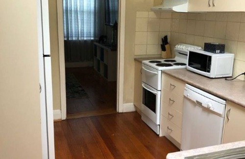 Rosebud House | MASSIVE HOUSE-30metres Beach/Shops/Pubs etc, LEAVE CAR BEHIND