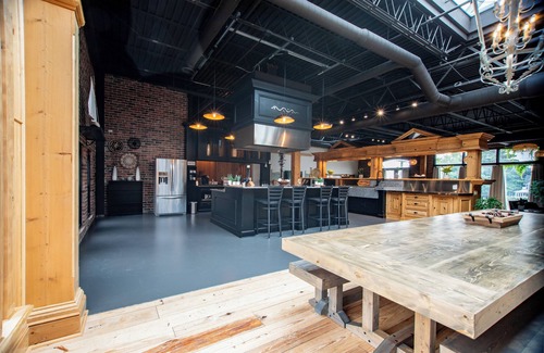 Lexington Apartment | MASSIVE Luxurious Loft-style Suite in Downtown Lexington! 7,000 sq/ft!