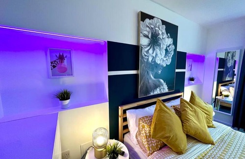 Winton House | Massive New 8 bedroom House Sleeps up to 21 - Accepts Groups - Great Location - FREE Parking - Fast WiFi - Smart TVs - sleeps up to 21 people - Close to Bournemouth & Poole Town Centre & Sandbanks