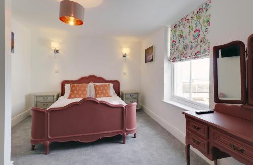 Old Town Hastings Apartment | Master accommodation suite 3 sea view