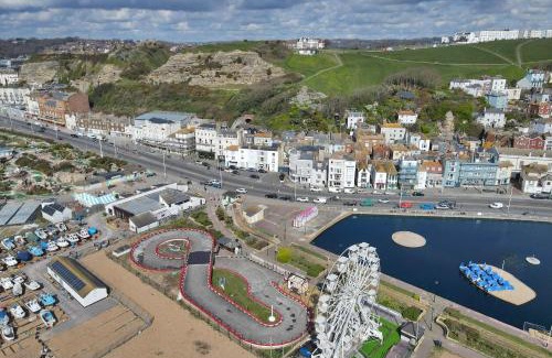 Old Town Hastings Apartment | Master accommodation suite 3 sea view