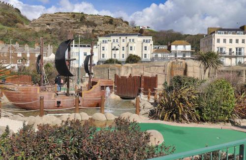 Old Town Hastings Apartment | Master accommodation suite 3 sea view