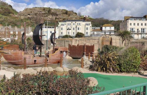 Old Town Hastings Apartment | master accommodation suite 11 sea view