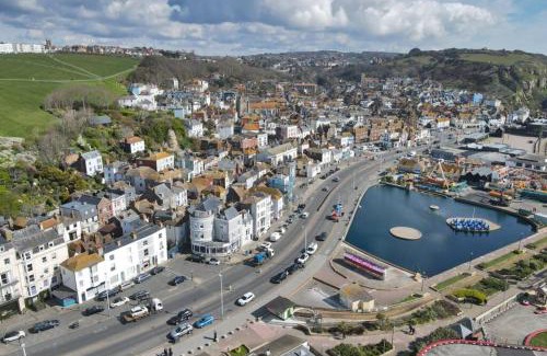 Old Town Hastings Apartment | master accommodation suite 11 sea view