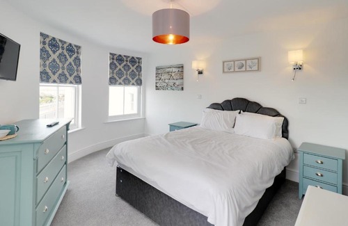 Old Town Hastings House | Master accommodation suite 7 sea view