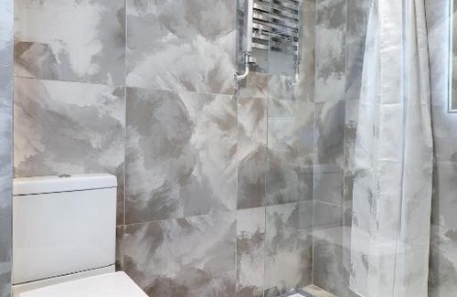 Old Town Hastings House | Master accommodation suite 7 sea view