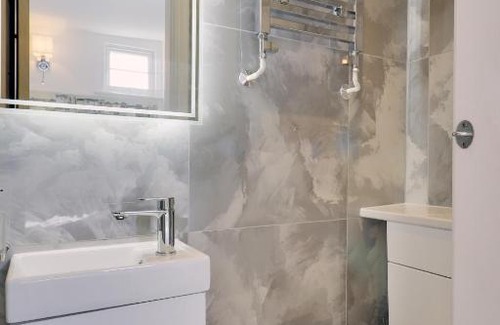 Old Town Hastings House | Master accommodation suite 6