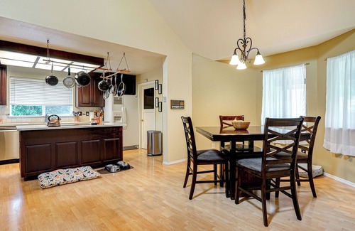 Cloverdale House | Master bedroom in half acre luxury reasort home. Zen quiet, private and peaceful
