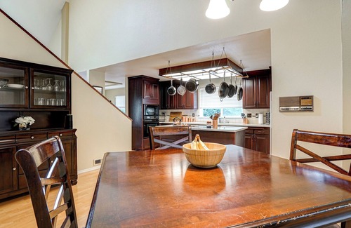 Cloverdale House | Master bedroom in half acre luxury reasort home. Zen quiet, private and peaceful