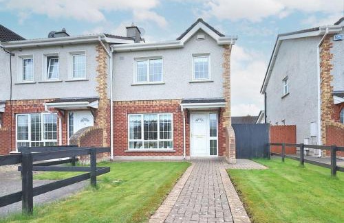 Navan House | Master bedroom with en-suite