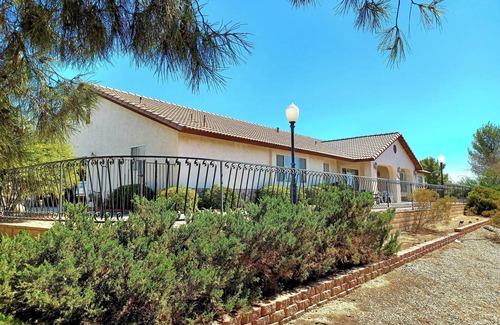 Victorville House | MASTER BR - Safe Apple Valley, Full Bath-AC-WiFi-kitchen-laundry-patios- parking