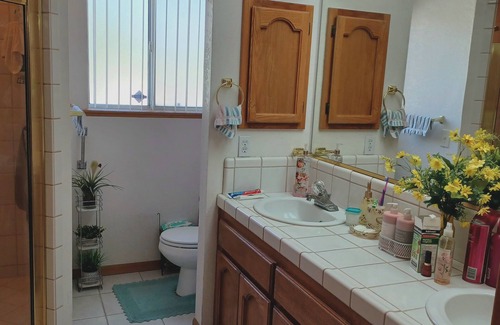 Victorville House | MASTER BR - Safe Apple Valley, Full Bath-AC-WiFi-kitchen-laundry-patios- parking