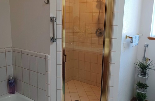 Victorville House | MASTER BR - Safe Apple Valley, Full Bath-AC-WiFi-kitchen-laundry-patios- parking