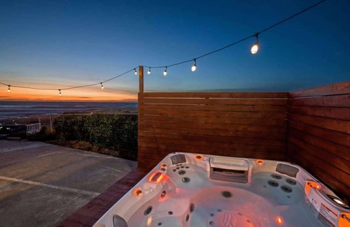 Shelter Cove House | Master Deluxe Suite | Full Kitchen | Room 1