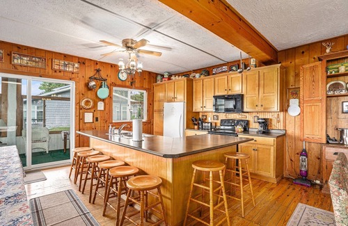Covert Cabin | Master Lodge | Panoramic Lakeview Retreat for 20 | Spacious Dining Deck