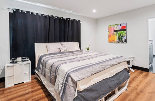 San Bernardino House | Master Luxurious Private room w/ Chic Tub Great work space! Mins. from Downtown