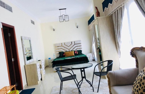 Jumeira 3 House | Master Room with Private bathroom