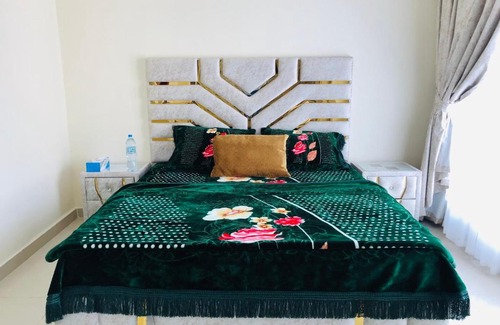 Jumeira 3 House | Master Room with Private bathroom