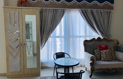 Jumeira 3 House | Master Room with Private bathroom