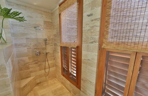 Las Palmas Villa | Masterful 8 Bdr Villa, Amazing infinity Pool, Jacuzzi & B...