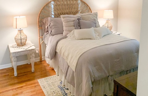 Gracewood House | MASTERS RENTAL BRAND NEW BATHROOM Boho Chic 3-bedroom home