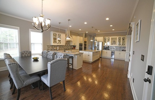 Evans House | Masters Rental : Large contemporary home in gated community