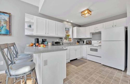 Rowland Ski Chalet | Masthope Chalet | 4 Bdrm | Firepit & Kayaks | A/C