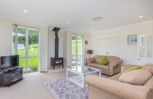Matakana House | Matakana Views - Matakana Holiday Home