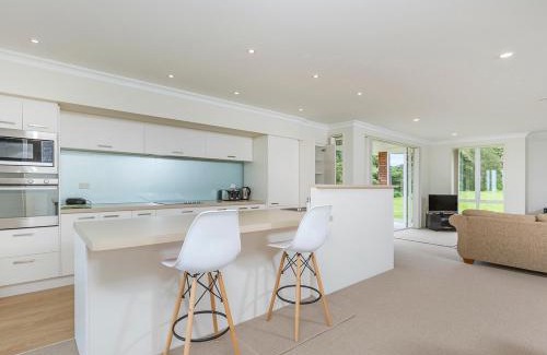 Matakana House | Matakana Views - Matakana Holiday Home