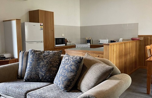 Franklin House | Mathinna House is a four bedroom heritage home in the heart of Franklin.