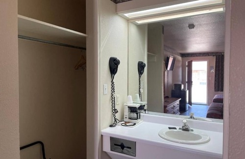 Mathis Hotel | Mathis Stay Near Local Restaurants and Lake Corpus + Parking