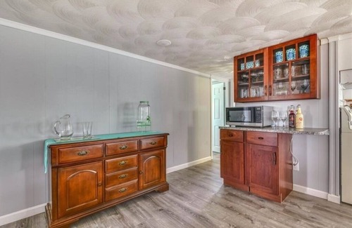 Matunuck House | Matunuck getaway - walking distance to South Kingstown Beach!