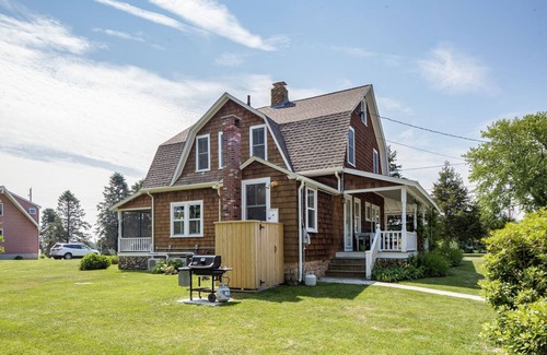 Wakefield-Peacedale House | Matunuck walk to Ocean Mist, Large yard