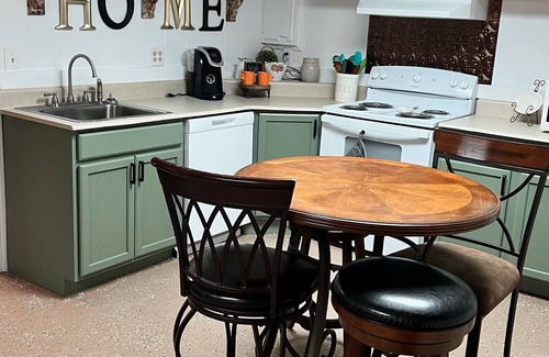 West Jefferson Apartment | Maty’s Place Lovely Basement APT within walking distance to park & downtown.
